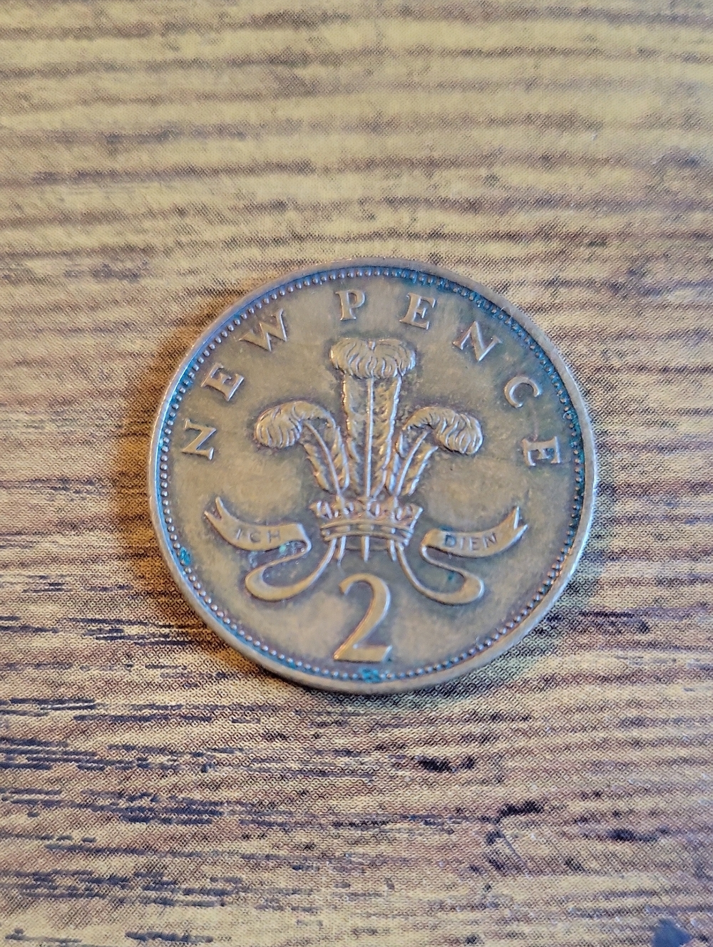 Vintage 1976 New 2 Pence Coin- Bronze Tones - Picture 1 of 1
